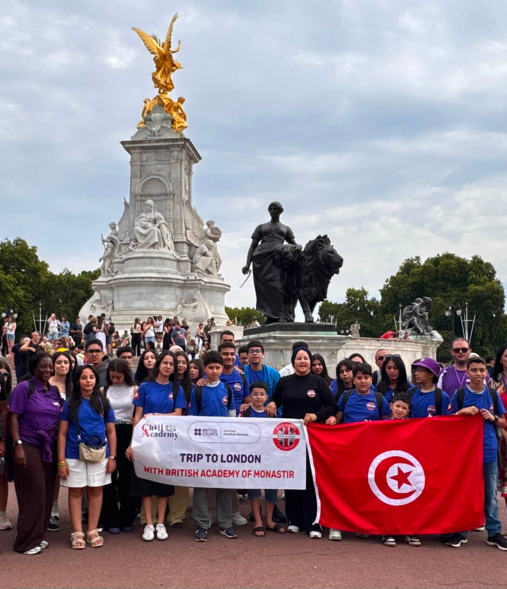 Group of British Academy of Monastir students in front of Buckingham Palace during their trip to London